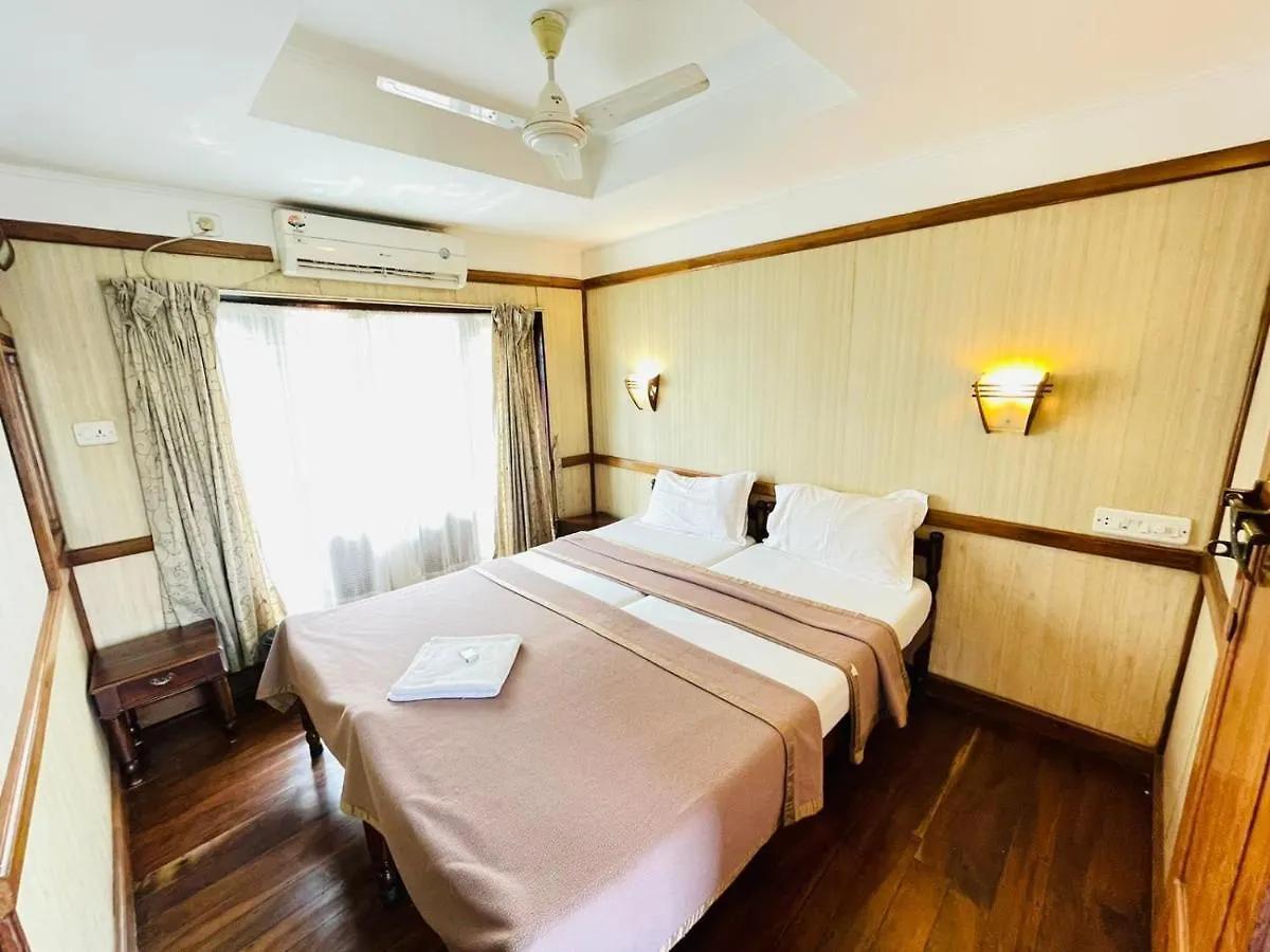 Alappuzha 上层甲板船屋酒店 3*,